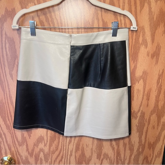 Chic Black and White Women's Skirt - Picture 2 of 3
